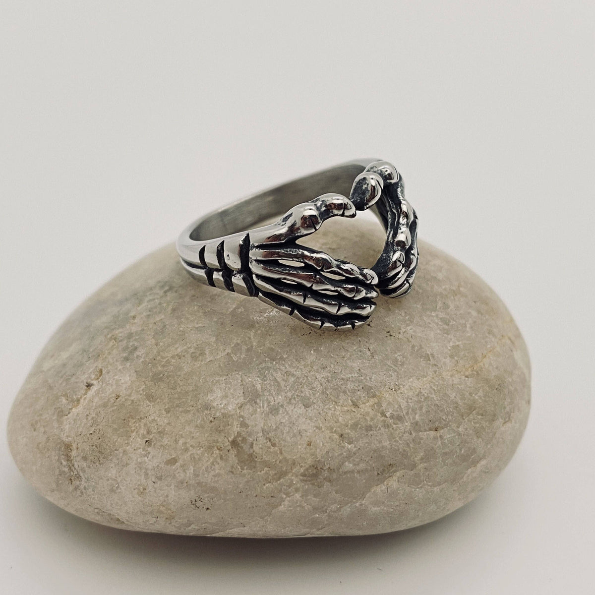 Mio Queena - Stainless Steel Heart-shaped Skull Palm Ring - MJ/MR: 7#