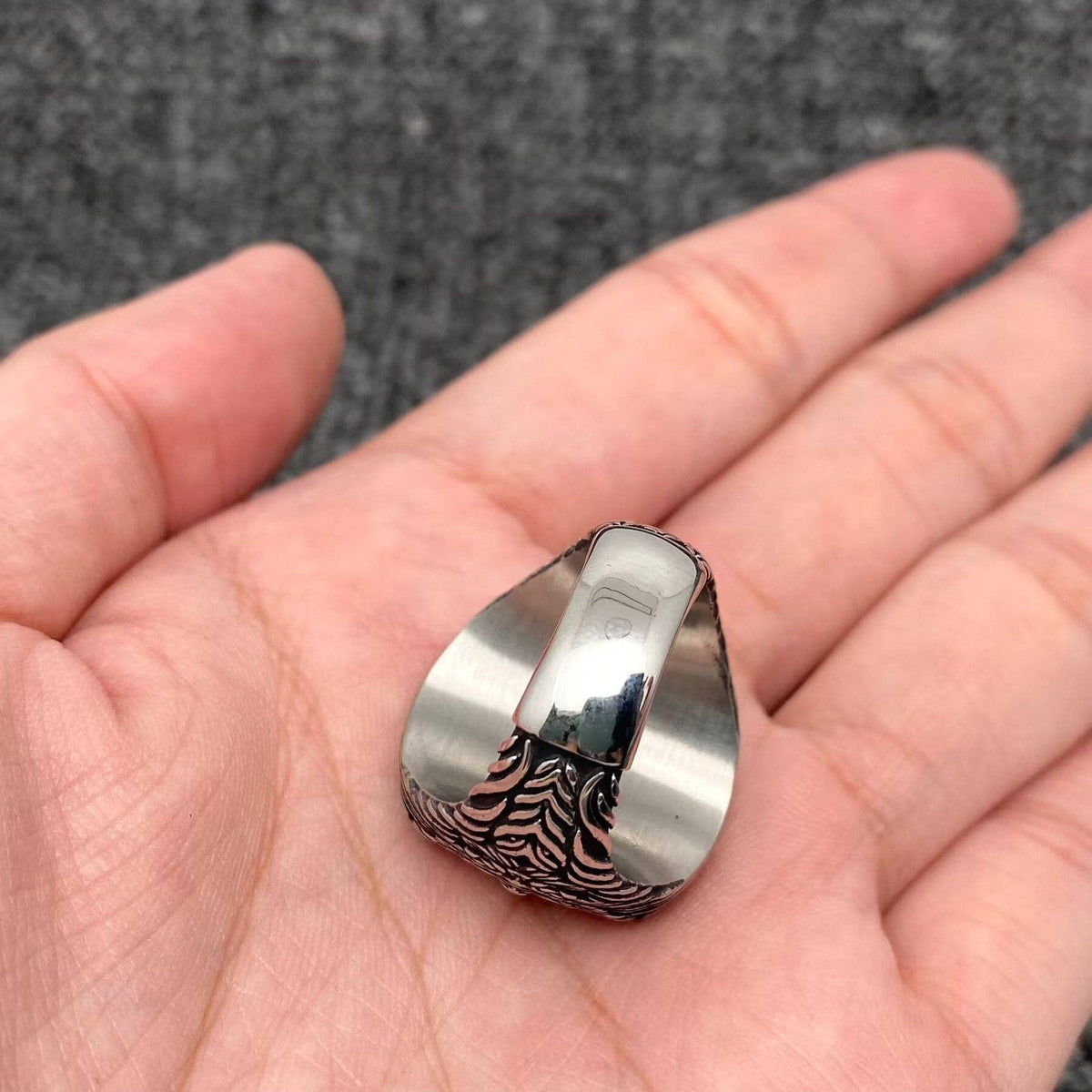 Mio Queena - Inlaid Black Agate Stainless Steel Carved Ring - MJ/MR: 8