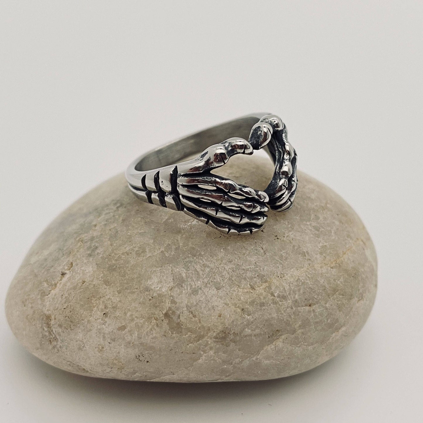 Mio Queena - Stainless Steel Heart-shaped Skull Palm Ring - MJ/MR: 7#