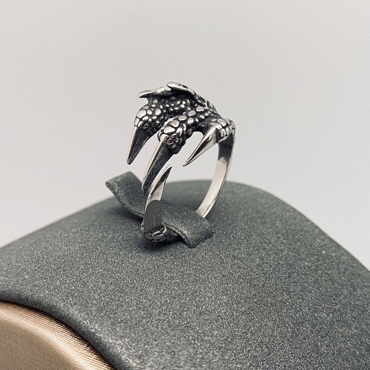 Mio Queena - Personality Dragon Claw Stainless Steel Ring: No. 7